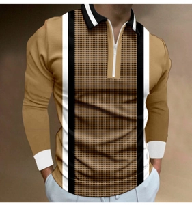 Détail d'un polo camel à manches longues avec col zippé et imprimé numérique texturé