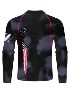 Détail du polo à manches longues avec imprimé étoiles 1776 et drapeau US au dos