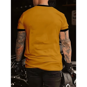 Vue arrière du t-shirt jaune à manches courtes avec finitions côtelées noires