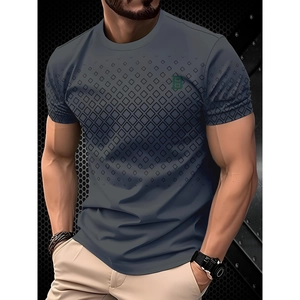 Détail du t-shirt bleu-gris pour hommes avec motif en losange et logo lettre B verte