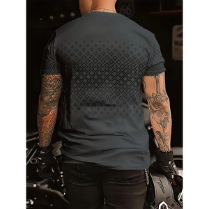 Gros plan d'un t-shirt homme avec motif de losanges noirs sur tissu gris texturé