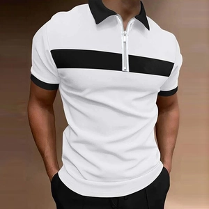 Détail de la fermeture éclair argentée et de la texture en maille sur le polo pour hommes