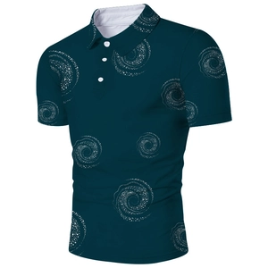 Dettaglio della polo da uomo color petrolio con stampa galassia e colletto classico