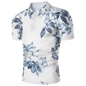 Dettaglio polo bianca da uomo con stampa digitale floreale e farfalle in porcellana blu