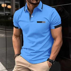 Polo-Shirt für Herren in Himmelblau mit schwarzen Kontraststreifen an Kragen und Ärmelbündchen