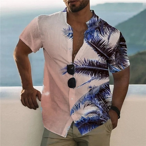 Détail de chemise ajustée pour homme avec imprimé tropical et motif floral asymétrique en col V