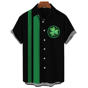 Dettaglio camicia San Patrizio con stemma a quadrifoglio verde e strisce