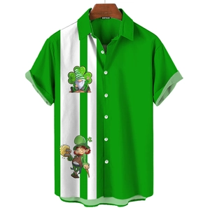 Dettaglio camicia San Patrizio con trifogli verdi e stampe 3D di leprechaun irlandesi