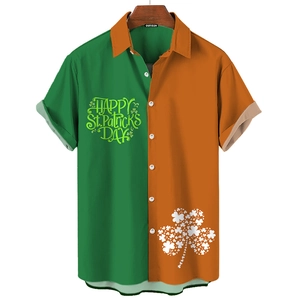 Dettaglio del logo Happy St. Patrick's Day e stampa a trifoglio sulla camicia da uomo