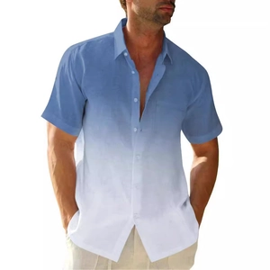 Camicia da uomo a maniche corte con sfumatura blu e bianca, taschino sul petto e stile estivo