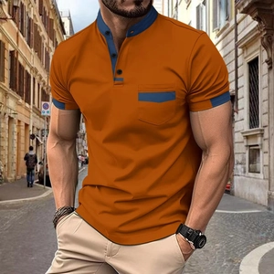 Dettaglio della maglia Henley da uomo arancione bruciato con finiture blu scuro a contrasto