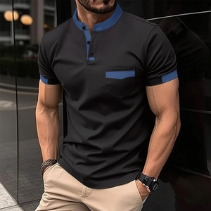 Dettaglio della polo Henley nera slim fit con colletto e bordi manica blu navy a contrasto