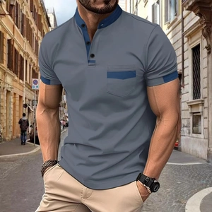 Polo Henley da uomo slim fit a maniche corte grigia con profili a contrasto blu navy su strada