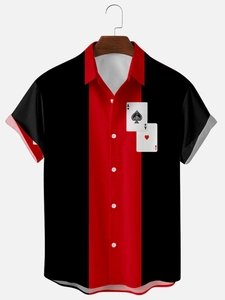 Détail d'une chemise homme à manches courtes avec design rouge noir et imprimé as de pique