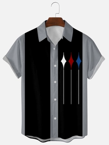 Détail d'une chemise à manches courtes avec imprimé 3D géométrique et col gris contrasté