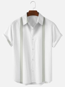 Détail de chemise blanche à manches courtes pour homme avec rayures grises verticales