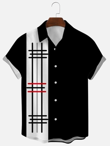 Détail d'une chemise pour homme avec bande contrastée à carreaux sur un cintre en bois