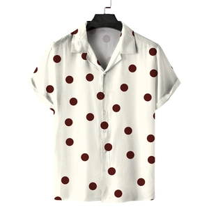 Détail du col cubain rétro et du motif à pois marron sur la chemise d'été à manches courtes