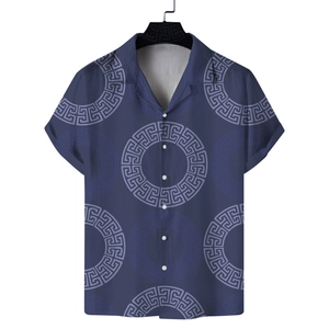 Détail de la chemise bleue à manches courtes avec motifs grecs et boutons contrastés