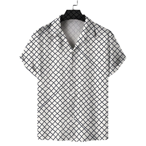 Détail d'une chemise homme à manches courtes blanche avec motif quadrillé noir et col à revers