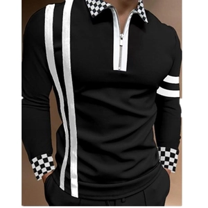 Détail d'un polo noir à manches longues avec col zippé et motifs de rayures blanches