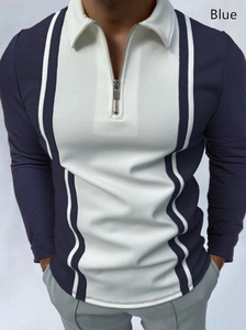 Détail du polo à manches longues pour homme avec blocs de couleur bleu et blanc et zip