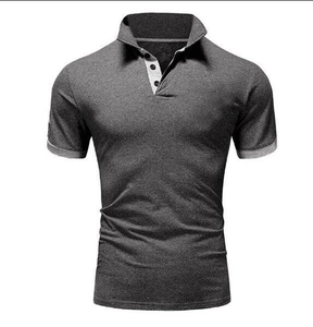 Détail d'un polo ajusté gris avec bordures gris clair et patte à trois boutons