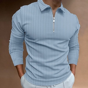 Détail d'un polo homme bleu clair avec texture côtelée verticale et fermeture éclair argentée