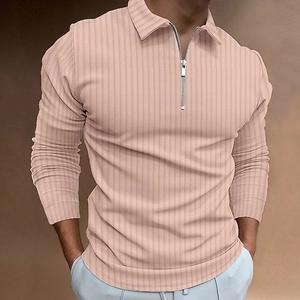 Détail du polo homme rose à manches longues avec rayures verticales et fermeture éclair