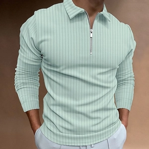 Détail d'un polo vert menthe avec col zippé et tissu à texture côtelée verticale