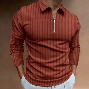 Détail d'un polo pour homme en tissu côtelé rouge brique avec col zippé argenté