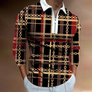Détail d'un polo pour homme avec imprimé chaîne 3D, quart de zip et col blanc contrastant