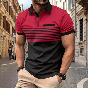 Détail d'un polo rouge et noir montrant le col zippé et le motif à rayures sur la poitrine