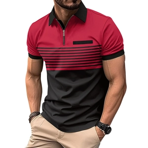 Détail d'un polo pour hommes rouge et noir avec col zippé et fausse poche poitrine