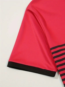 Détail de la manche d'un polo rouge montrant le tissu en maille et le bord-côte noir
