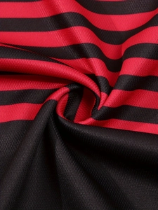 Détail macro du tissu en maille rayé rouge et noir respirant pour polos de sport pour hommes