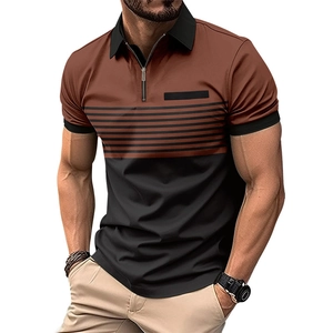 Détail du polo pour homme montrant l'encolure zippée et le design des coutures contrastées
