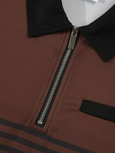 Détail du zip en métal argenté et du col noir sur le polo homme marron caramel de qualité