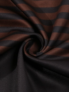 Détail du tissu polo en mesh respirant avec des rayures marron foncé et noires