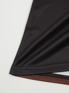 Détail de l'ourlet du polo pour hommes avec tissu mesh et bordure marron contrastée