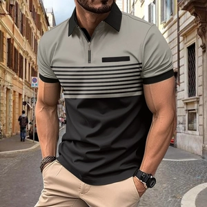 Gros plan sur un polo pour hommes avec col zippé et design contrasté de blocs de couleurs