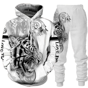 Detailansicht von 3D-Tigerdruck und Love Tiger Text auf weißem Hoodie und Hose Set