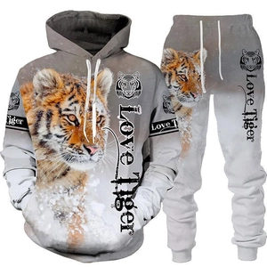 Detaillierte Nahaufnahme des 3D-Tigerdruck-Stoffs am Herren-Hoodie und der Jogginghose