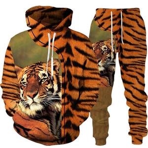 Detail des 3D-Tigerdrucks auf dem Kapuzenpullover und der passenden Jogginghose