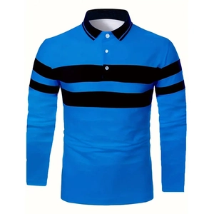 Détail du polo à manches longues montrant le col noir et le motif à rayures bleues