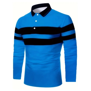 Détail du col polo noir et des boutons blancs sur le polo bleu à rayures horizontales