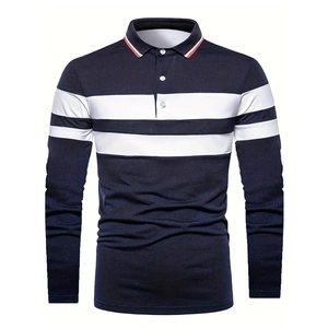 Détail d'un polo à manches longues rayé marine et blanc avec col à liseré rouge