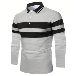 Détail de polo gris avec rayures noires, col rabattu et trois boutons blancs classiques