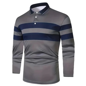 Détail du polo à manches longues avec rayures bicolores et col à trois boutons blancs