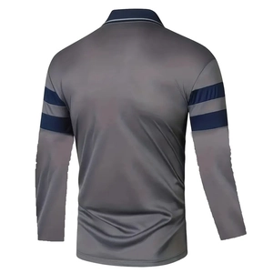 Vue arrière du polo à manches longues avec rayures bleu marine sur tissu gris respirant